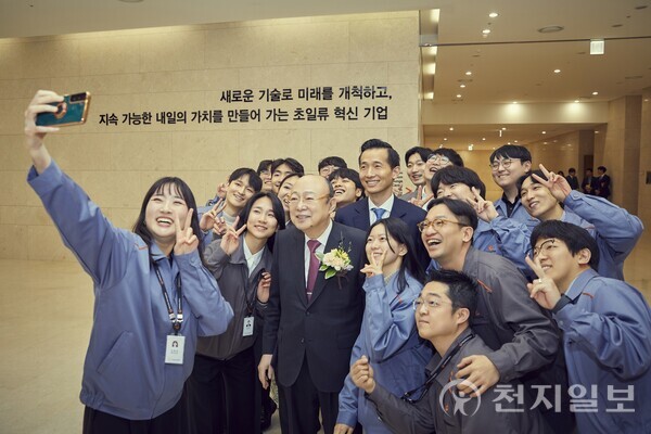 김승연 한화그룹 회장이 지난해 3월 29일 대전 유성구 한화에어로스페이스 대전R&D캠퍼스를 방문해 직원들과 기념 촬영을 하고 있다. (제공: 한화그룹) ⓒ천지일보 2024.04.01.