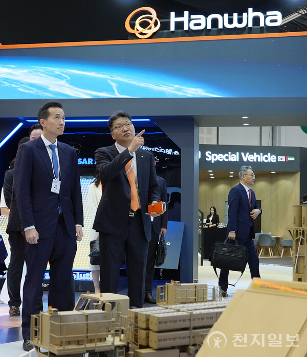 김동관 한화그룹 부회장(왼쪽 첫 번째)이 지난 2월 아랍에미리트(UAE)에서 열린 방위산업 전시회 IDEX 2025를 찾아 한화 통합전시관을 둘러보며 오계환 중동법인장(왼쪽 두 번째)으로부터 설명을 듣고 있다. (제공: 한화에어로스페이스) ⓒ천지일보 2025.02.17.