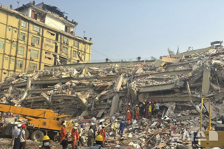 미얀마 강진 사흘째인 30일(현지시간) 만달레이의 무너진 건물에서 구조대가 작업을 하고 있다. (출처: 뉴시스)