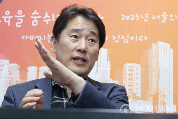 본지와의 인터뷰 중인 김영배 이사장. 그는 “디지털 격차 해소는 필수 과제”라며, 폐기될 컴퓨터를 개발도상국 청소년들의 학습 도구로 재활용하는 사업을 통해 교육 기회 확대와 환경 보호를 동시에 실천하고 있다고 밝혔다. ⓒ천지일보 2025.04.01.