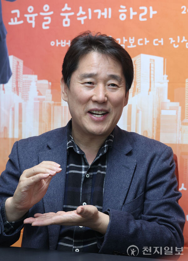 본지와의 인터뷰 중인 김영배 이사장. 그는 “작은 실천이 큰 변화를 만든다”며 헌혈 장려 캠페인과 공공벤치 설치 프로젝트 등을 통해 일상 속 나눔 문화 확산에 앞장서고 있다고 밝혔다. ⓒ천지일보 2025.04.01.
