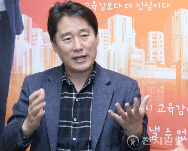 본지와의 인터뷰 중인 김영배 이사장. 그는 “지속 가능한 사회공헌이 중요하다”며 기업과 협력해 환경 보호, 육아 지원 등 실질적인 변화를 만드는 다양한 나눔 활동을 펼치고 있다고 밝혔다. ⓒ천지일보 2025.04.01.
