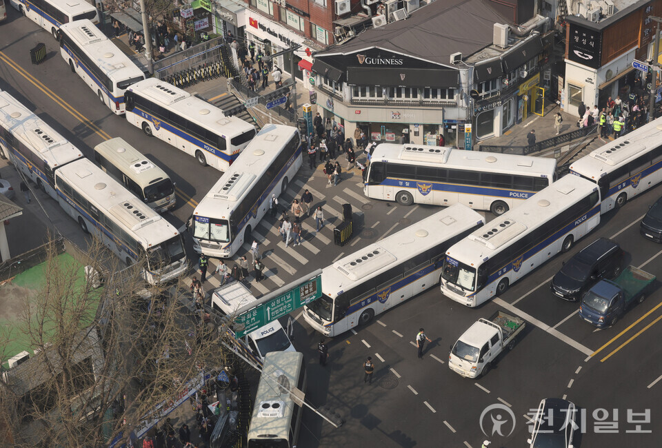 [천지일보=남승우 기자] 헌재가 윤석열 대통령의 탄핵심판 선고일을 결정한 1일 서울 종로구 헌법재판소 주변의 경계가 강화되고 있다. 헌법재판소는 이날 오는 4일 오전 11시에 윤 대통령 탄핵 심판 선고기일을 진행한다고 밝혔다. ⓒ천지일보 2025.04.01.