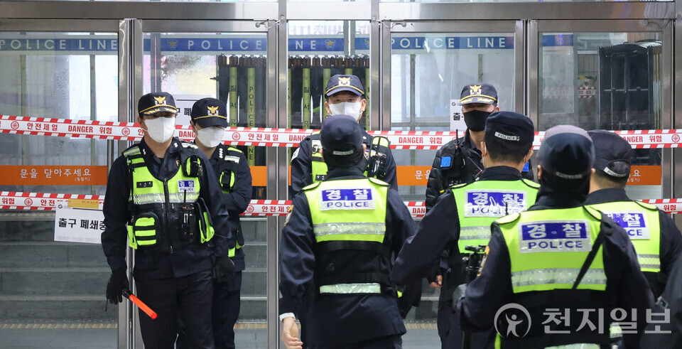 [천지일보=남승우 기자] 헌재가 윤석열 대통령의 탄핵심판 선고일을 결정한 1일 서울 종로구 헌법재판소 인근 안국역에서 경찰들이 일부 출입구를 통제하고 있다. 헌법재판소는 이날 오는 4일 오전 11시에 윤 대통령 탄핵 심판 선고기일을 진행한다고 밝혔다. ⓒ천지일보 2025.04.01.