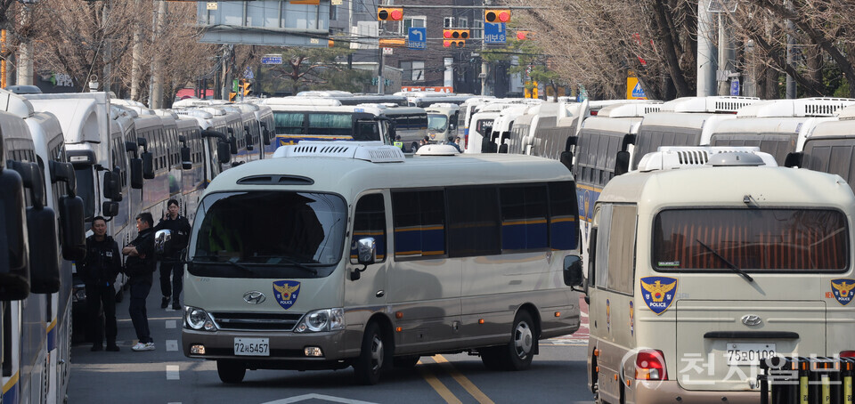 [천지일보=남승우 기자] 헌재가 윤석열 대통령의 탄핵심판 선고일을 결정한 1일 서울 종로구 헌법재판소 주변의 경계가 강화되고 있다. 헌법재판소는 이날 오는 4일 오전 11시에 윤 대통령 탄핵 심판 선고기일을 진행한다고 밝혔다. ⓒ천지일보 2025.04.01.