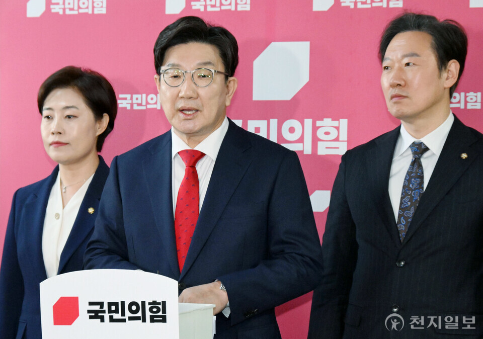 [천지일보=박준성 기자] 국민의힘 권성동 원내대표가 1일 서울 여의도 국회에서 윤석열 대통령 선고 관련 백브리핑을 하고 있다. ⓒ천지일보 2025.04.01.