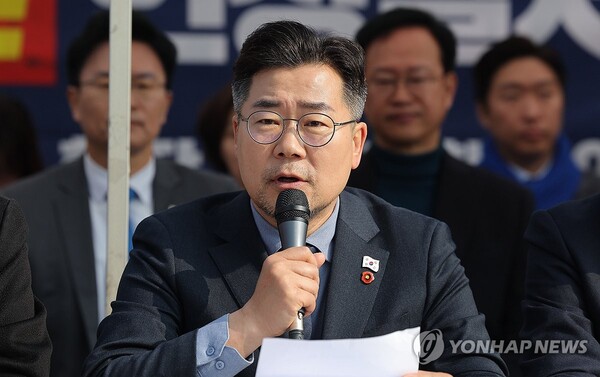 (서울=연합뉴스) 더불어민주당 박찬대 원내대표가 1일 서울 광화문 앞 민주당 천막당사에서 열린 원내대책회의에서 발언하고 있다. 2025.4.1.