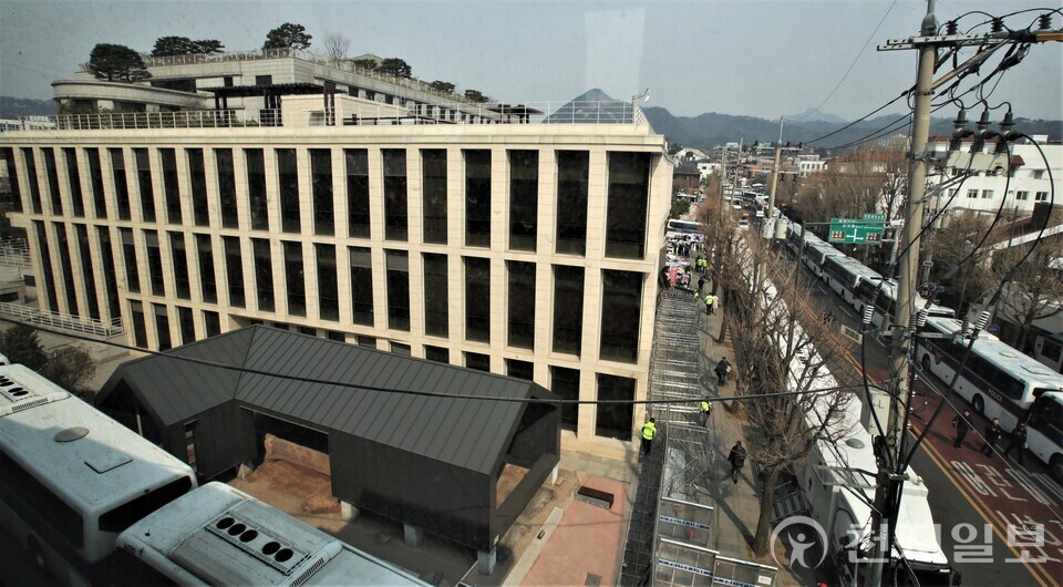 [천지일보=이시문 기자] 헌법재판소가 윤석열 대통령 탄핵 심판 선고기일을 오는 4일 11시로 지정한 가운데 2일 오전 서울 종로구 헌법재판소 인근 경찰이 통제을 강화하고 있다. ⓒ천지일보 2025.04.02.