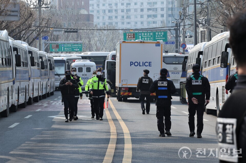 [천지일보=이시문 기자] 헌법재판소가 윤석열 대통령 탄핵 심판 선고기일을 오는 4일 11시로 지정한 가운데 2일 오전 서울 헌법재판소 종로구 인근 경찰 병력을 추가 배치하고 있다. ⓒ천지일보 2025.04.02.