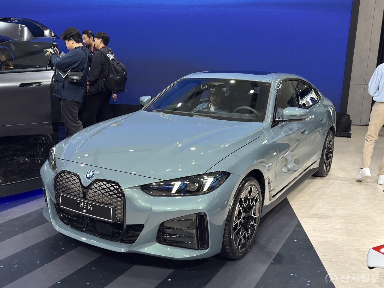 [천지일보=이우혁 기자] BMW그룹 코리아가 3일 경기도 고양시 킨텍스에서 열린 ‘2025 서울모빌리티쇼’ 프레스데이 행사에서 전기 스포츠 액티비티 차량(SAV) ‘BMW 뉴 iX M70 xDrive(뉴 iX)’를 국내 최초로 공개했다. 사진은 BMW의 전기 그란 쿠페 모델 ‘뉴 i4 M50 xDrive’ⓒ천지일보 2025.04.03.