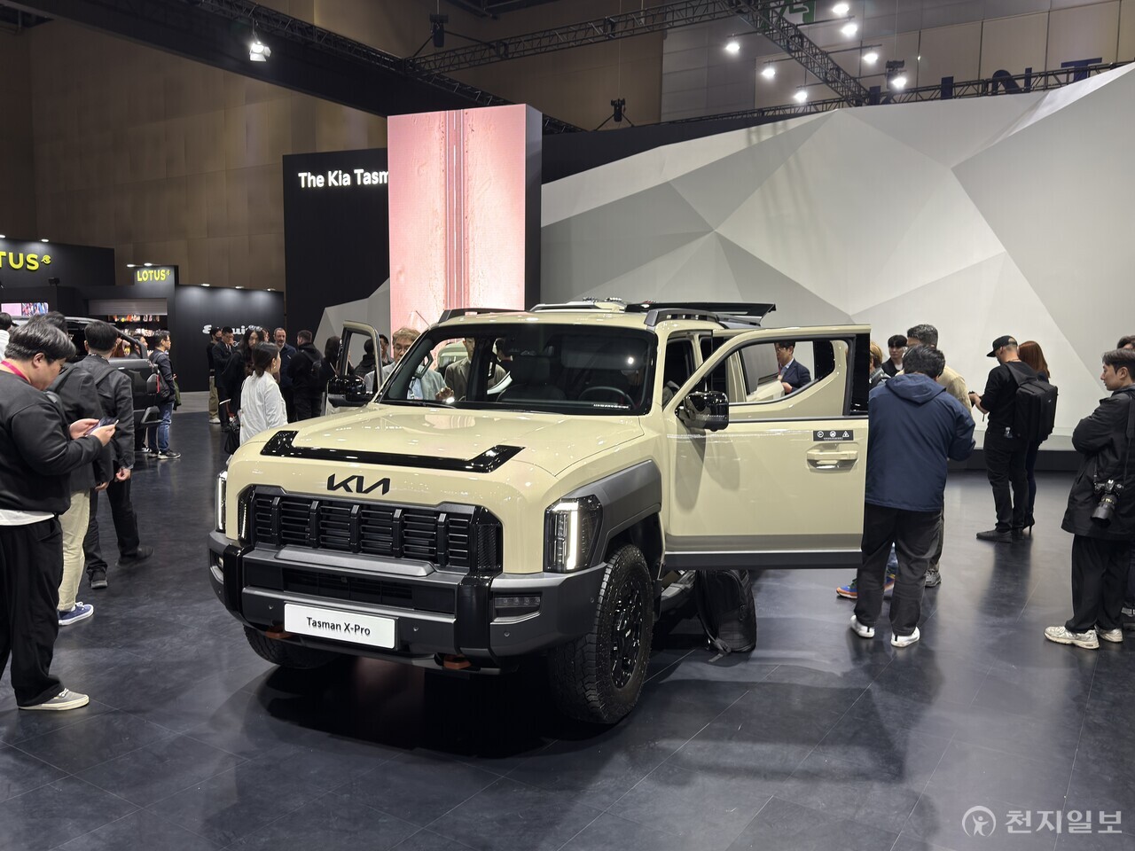 [천지일보=이우혁 기자] 기아는 3일 브랜드 첫 정통 픽업 ‘타스만’의 아웃도어 콘셉트 모델인 ‘타스만 위켄더’를 세계 최초로 공개했다. 이 모델은 오프로드에 최적화된 35인치 타이어, 바디 일체형 오버펜더, 멀티 레일 시스템 등을 갖추고 있으며, 극지 탐험 콘셉트인 ‘북극(ARCTIC)’ 테마를 통해 겨울 스포츠 활용도도 강조했다. 사진은 기아 타스만. ⓒ천지일보 2025.04.03.