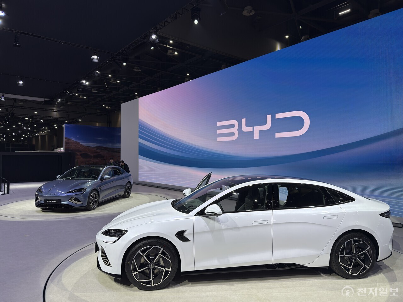 [천지일보=이우혁 기자] BYD코리아가 3일 경기도 고양시 킨텍스에서 열린 ‘2025 서울모빌리티쇼’에서 중형 전기 세단 ‘씰(SEAL)’을 국내 최초로 공개하고, 사전 계약에 돌입했다. 사진은 BYD 부스. ⓒ천지일보 2025.04.03.