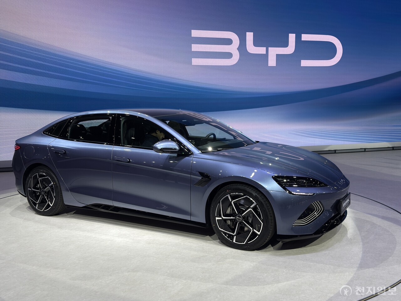 [천지일보=이우혁 기자] BYD코리아가 3일 경기도 고양시 킨텍스에서 열린 ‘2025 서울모빌리티쇼’에서 중형 전기 세단 ‘씰(SEAL)’을 국내 최초로 공개하고, 사전 계약에 돌입했다. 이번에 공개된 씰은 BYD가 한국 시장 공략을 위해 준비한 두 번째 모델로, 가격은 4750만~5250만원 사이에서 논의 중이다. 사진은 씰. ⓒ천지일보 2025.04.03.