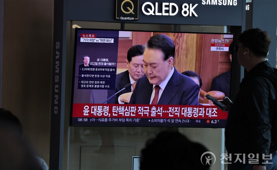 [천지일보=이시문 기자] 헌법재판소가 윤석열 대통령 탄핵 심판 선고기일을 오는 4일 11시로 지정한 가운데 2일 오전 서울 용산구 서울역 대합실에서 시민들이 관련 뉴스를 시청하고 있다. ⓒ천지일보 2025.04.02.