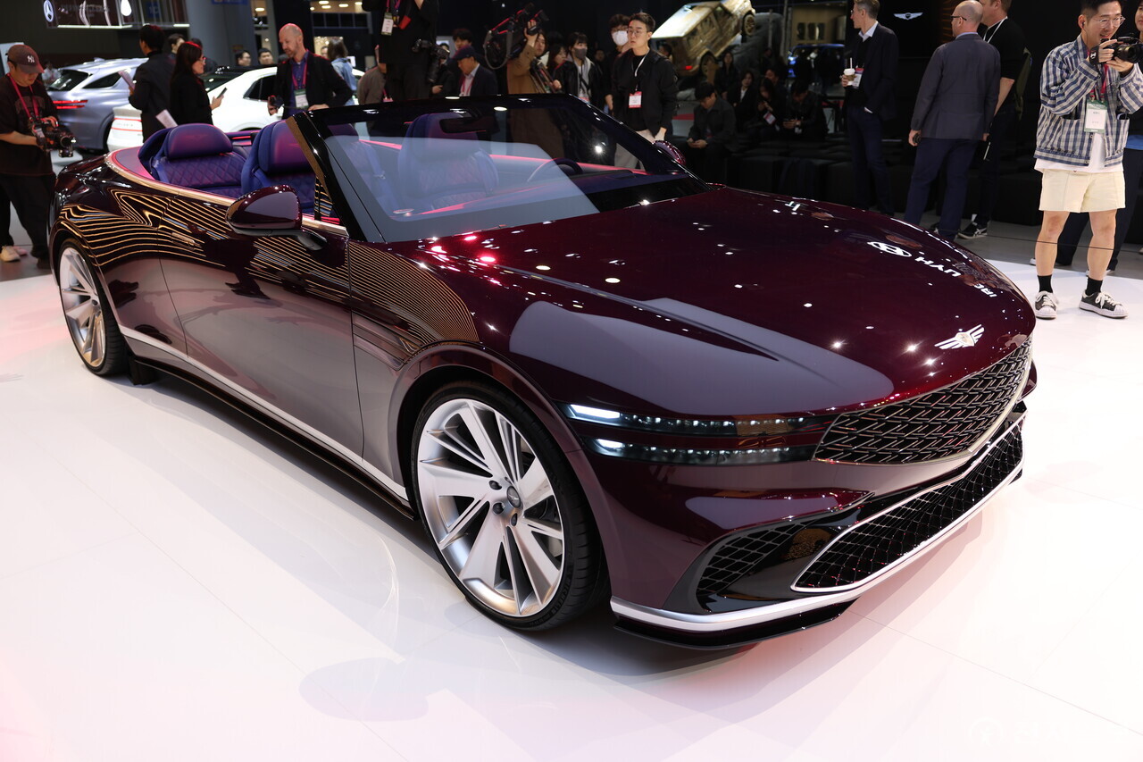 [천지일보=이재빈 기자] 제네시스가 3일 경기도 고양시 킨텍스에서 열린 ‘2025 서울모빌리티쇼’에서 브랜드 출범 10주년을 맞아 두 종의 플래그십 콘셉트카와 고성능 하이퍼카를 공개하며 새로운 럭셔리 모빌리티 비전을 제시했다. 사진은 이날 세계 최초로 공개된 ‘엑스 그란 컨버터블(X Gran Convertible)’.
