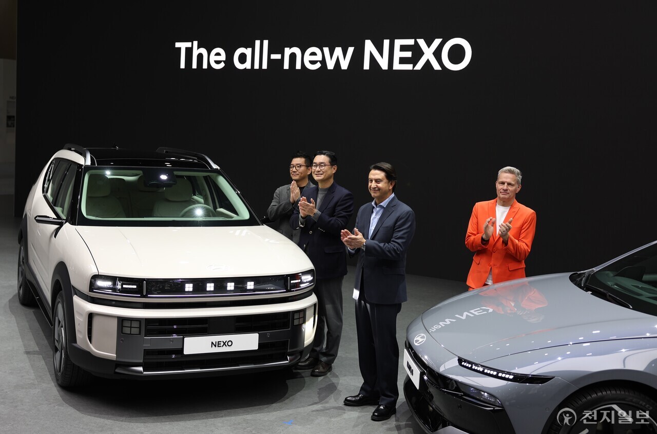 [천지일보=이재빈 기자] 현대자동차가 3일 일산 킨텍스에서 열린 ‘2025 서울 모빌리티쇼’에서 ‘디 올 뉴 넥소’를 공개했다. 사진은 호세 무뇨스 현대자동차 CEO(가운데)가 디 올 뉴 넥소와 함께 기념사진을 찍는 모습. ⓒ천지일보 2025.04.03.