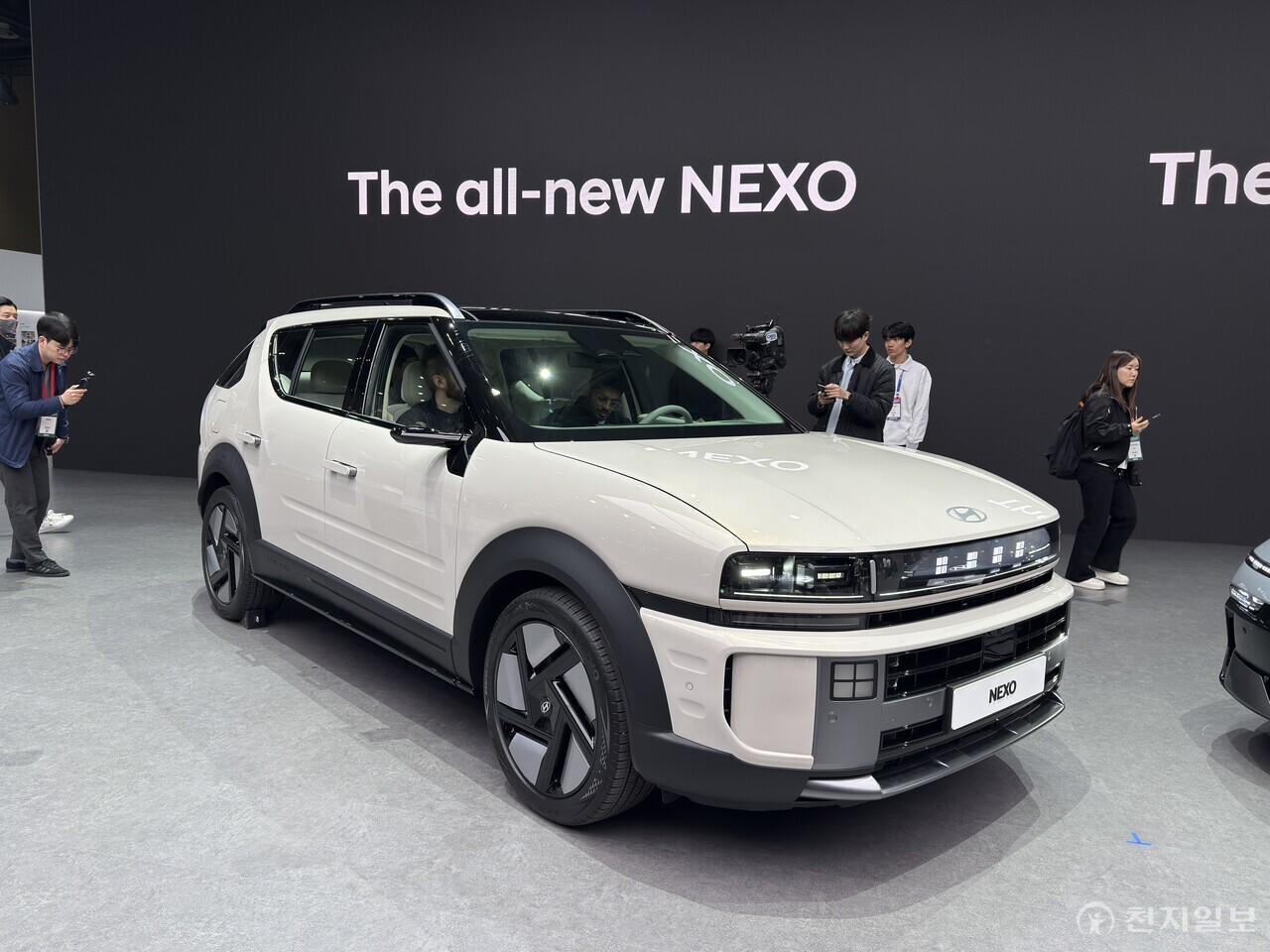 [천지일보=이우혁 기자] 현대자동차가 3일 경기도 고양시 킨텍스에서 열린 ‘2025 서울모빌리티쇼’에서 신형 수소전기차 ‘디 올 뉴 넥쏘’와 전용전기차 ‘더 뉴 아이오닉 6’ ‘아이오닉 6 N Line’을 세계 최초로 공개하며 미래 모빌리티의 방향성을 제시했다. 사진은 디 올 뉴 넥쏘. ⓒ천지일보 2025.04.03.