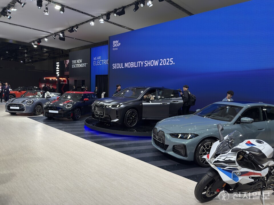 [천지일보=이우혁 기자] BMW그룹 코리아가 3일 경기도 고양시 킨텍스에서 열린 ‘2025 서울모빌리티쇼’ 프레스데이 행사에서 전기 스포츠 액티비티 차량(SAV) ‘BMW 뉴 iX M70 xDrive(뉴 iX)’를 국내 최초로 공개했다. 사진은 BMW 전시부스. ⓒ천지일보 2025.04.03.