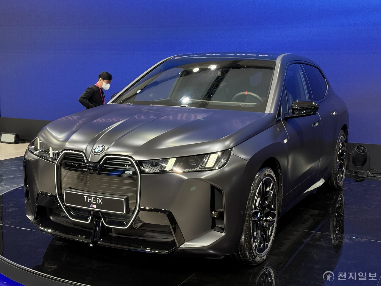 [천지일보=이우혁 기자] BMW그룹 코리아가 3일 경기도 고양시 킨텍스에서 열린 ‘2025 서울모빌리티쇼’ 프레스데이 행사에서 전기 스포츠 액티비티 차량(SAV) ‘BMW 뉴 iX M70 xDrive(뉴 iX)’를 국내 최초로 공개했다. 사진은 뉴 iX. ⓒ천지일보 2025.04.03.