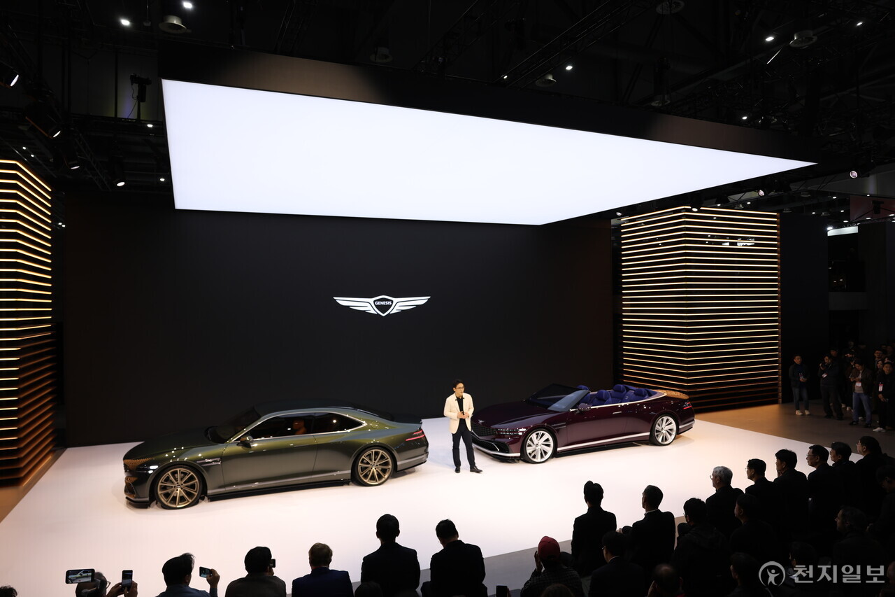 [천지일보=이재빈 기자] 제네시스가 3일 경기도 고양시 킨텍스에서 열린 ‘2025 서울모빌리티쇼’에서 브랜드 출범 10주년을 맞아 두 종의 플래그십 콘셉트카와 고성능 하이퍼카를 공개하며 새로운 럭셔리 모빌리티 비전을 제시했다. 사진은 정유석 현대자동차 부사장(가운데)과 임원들이 이날 세계 최초로 공개된 ‘엑스 그란 쿠페·컨버터블(X Gran Coupe·Convertible)’을 배경으로 기념사진을 촬영하고 있는 모습. ⓒ천지일보 2025.04.03.