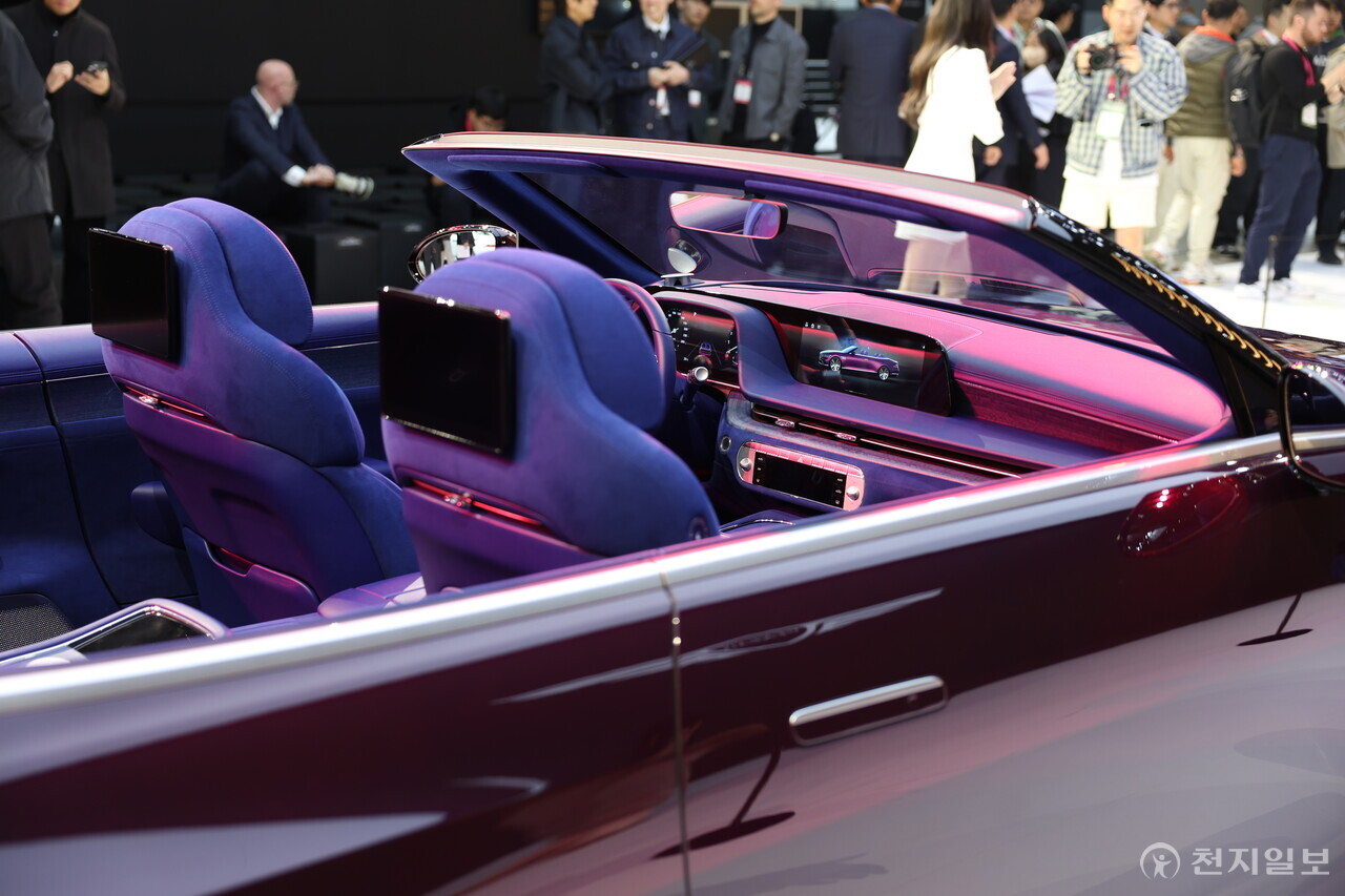 [천지일보=이재빈 기자] 제네시스가 3일 경기도 고양시 킨텍스에서 열린 ‘2025 서울모빌리티쇼’에서 브랜드 출범 10주년을 맞아 두 종의 플래그십 콘셉트카와 고성능 하이퍼카를 공개하며 새로운 럭셔리 모빌리티 비전을 제시했다. 사진은 이날 세계 최초로 공개된 ‘엑스 그란 컨버터블(X Gran Convertible)’.
