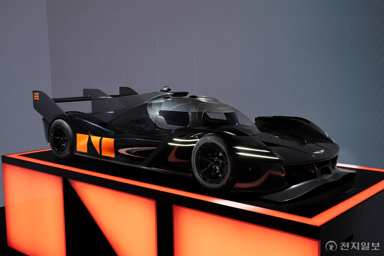 [천지일보=이우혁 기자] 제네시스가 3일 경기도 고양시 킨텍스에서 열린 ‘2025 서울모빌리티쇼’에서 브랜드 출범 10주년을 맞아 두 종의 플래그십 콘셉트카와 고성능 하이퍼카를 공개하며 새로운 럭셔리 모빌리티 비전을 제시했다. 제네시스는 이날 하이퍼카 콘셉트 ‘GMR-001’을 국내 최초 공개하며 글로벌 내구 레이스 무대 진출 계획도 밝혔다. 내년부터 ‘WEC(월드 인듀어런스 챔피언십)’에 2대의 차량으로 출전하며, 2027년부터는 ‘WTSCC(웨더텍 스포츠카 챔피언십)’에도 출전할 예정이다. 사진은 GMR-001. ⓒ천지일보 2025.04.03.