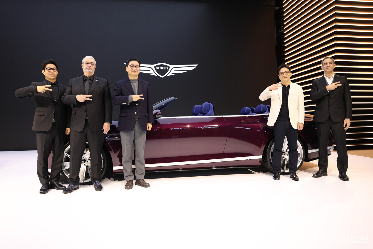 [천지일보=이재빈 기자] 제네시스가 3일 경기도 고양시 킨텍스에서 열린 ‘2025 서울모빌리티쇼’에서 브랜드 출범 10주년을 맞아 두 종의 플래그십 콘셉트카와 고성능 하이퍼카를 공개하며 새로운 럭셔리 모빌리티 비전을 제시했다. 사진은 정유석 현대자동차 부사장(가운데)과 임원들이 이날 세계 최초로 공개된 ‘엑스 그란 컨버터블(X Gran Convertible)’을 배경으로 기념사진을 촬영하고 있는 모습. ⓒ천지일보 2025.04.03.
