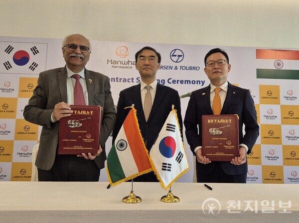 손재일 한화에어로스페이스 대표(오른쪽부터), 이성호 주인도 한국대사, 아룬 람찬다니(Arun Ramchandani) L&T 수석 부사장이 3일(현지시간) 인도 뉴델리 한국대사관에서 진행된 K9 자주포 수출 계약식에서 기념 사진을 찍고 있다. (제공: 한화에어로스페이스) ⓒ천지일보 2025.04.03.
