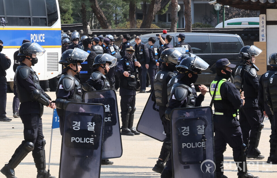 [천지일보=남승우 기자] 윤석열 대통령 탄핵심판 선고를 하루 앞둔 3일 서울 종로구 헌법재판소 일대에서 경찰 기동대가 진압복을 착용한 채 훈련하고 있다. ⓒ천지일보 2025.04.03.