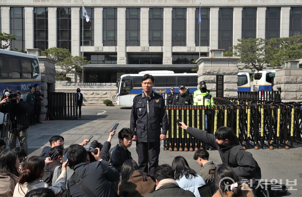 [천지일보=이시문 기자] 윤석열 대통령 탄핵심판 선고를 하루 앞둔 3일 오전 서울 종로구 헌법재판소 앞에서 박현수 서울경찰청장 직무대리가 발언하고 있다. ⓒ천지일보 2025.04.03.