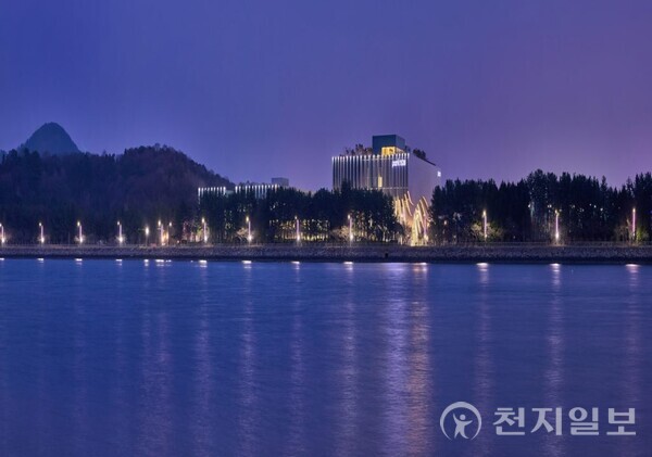 Park1538광양 홍보관 야경. (제공: 포스코) ⓒ천지일보 2025.04.03.