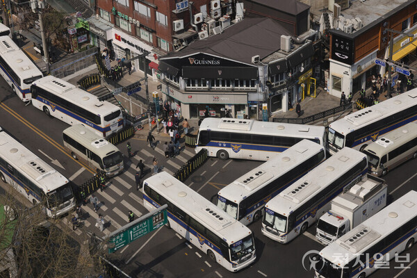 [천지일보=남승우 기자] 서울 종로구 헌법재판소 일대에 경찰버스가 세워져 있다. ⓒ천지일보 2025.04.03.