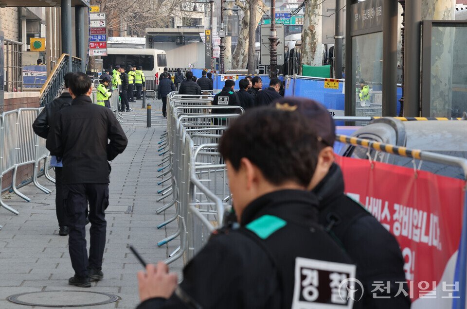 [천지일보=남승우 기자] 윤석열 대통령의 탄핵심판 선고일인 4일 서울 종로구 헌법재판소 인근에서 경찰들이 헌법재판소 방향 인도를 통제하고 있다. ⓒ천지일보 2025.04.04.