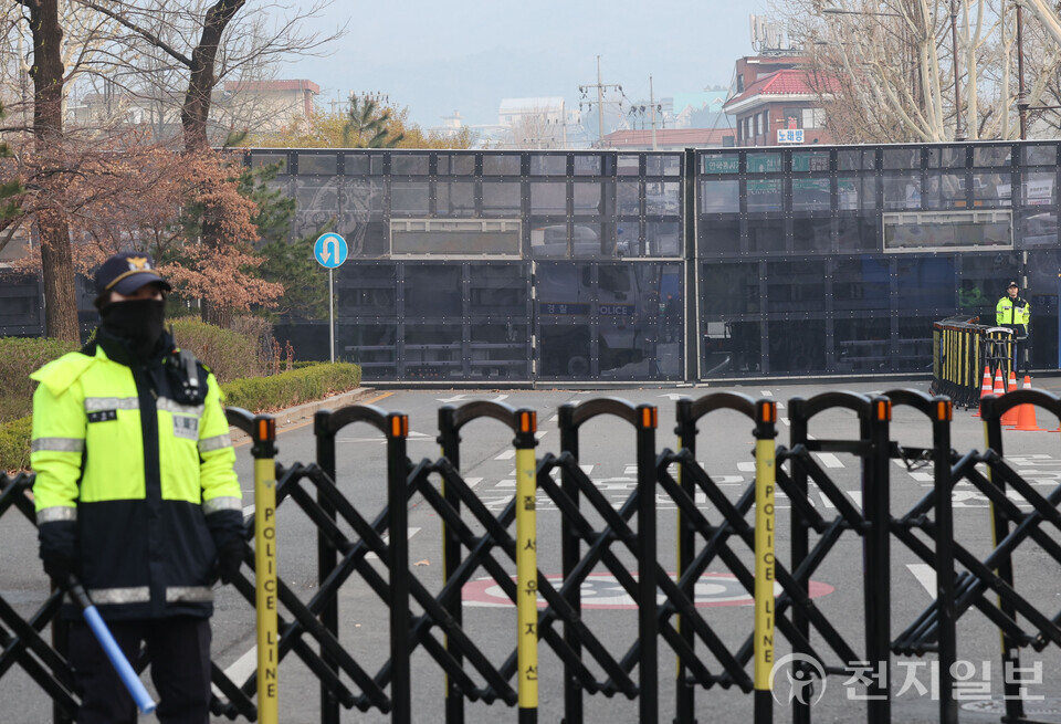 [천지일보=남승우 기자] 윤석열 대통령의 탄핵심판 선고일인 4일 서울 종로구 헌법재판소 인근에서 경찰들이 경계 근무를 서고 있다. ⓒ천지일보 2025.04.04.