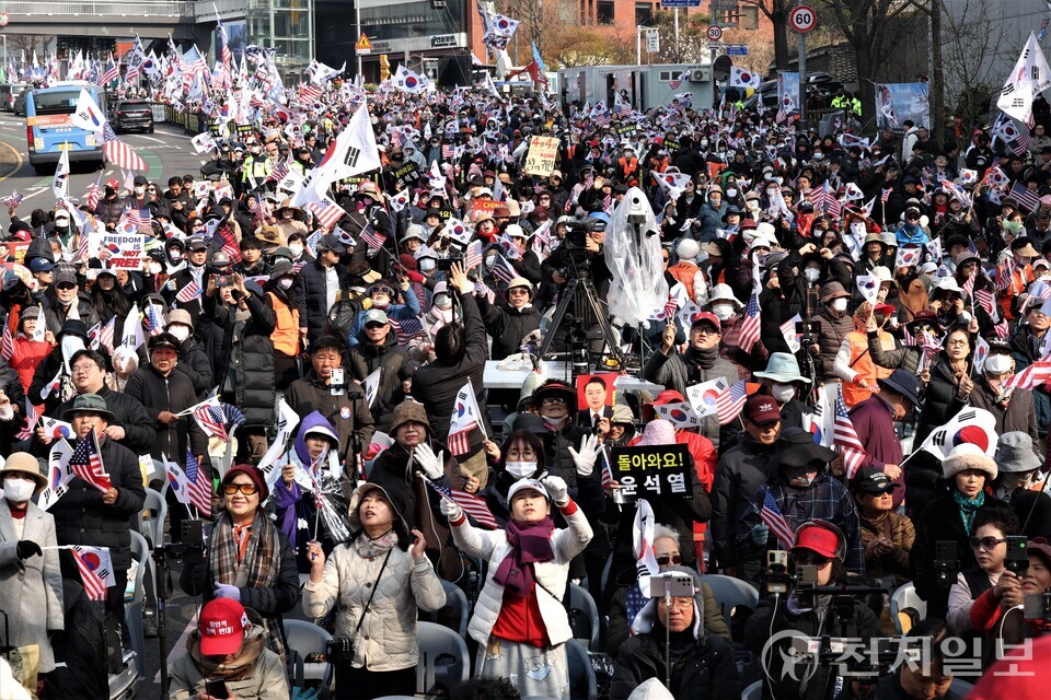 [천지일보=이시문 기자] 윤석열 대통령 탄핵심판 선고일인 4일 오전 서울 한남동 대통령 관저 인근에서 보수단체가 탄핵 반대 구호를 외치고 있다. ⓒ천지일보 2025.04.04.