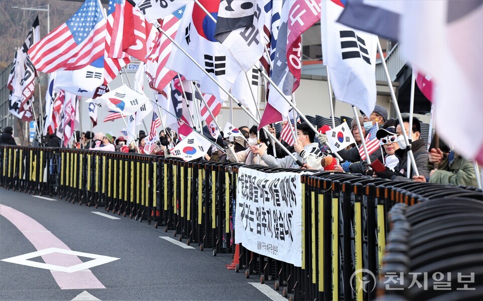 [천지일보=이시문 기자] 윤석열 대통령 탄핵심판 선고일인 4일 오전 서울 한남동 대통령 관저 인근에서 보수단체가 탄핵 반대 구호를 외치고 있다. ⓒ천지일보 2025.04.04.