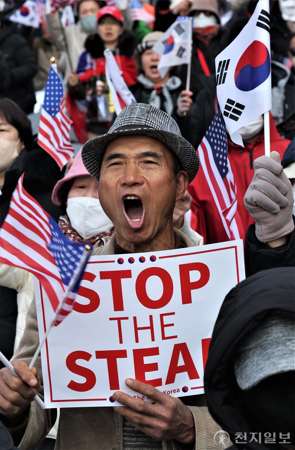 [천지일보=이시문 기자] 윤석열 대통령 탄핵심판 선고일인 4일 오전 서울 한남동 대통령 관저 인근에서 보수단체가 탄핵 기각 구호를 외치고 있다. ⓒ천지일보 2025.04.04.