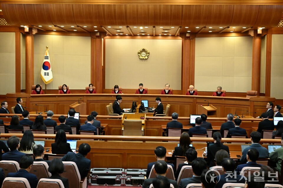 [천지일보=남승우 기자] 문형배 헌법재판소장 권한대행이 4일 오전 서울 종로구 헌법재판소 대심판정에서 열린 윤석열 대통령 탄핵 심판 최종 선고에서 판결문을 읽고 있다. (사진공동취재단) ⓒ천지일보 2025.04.04.