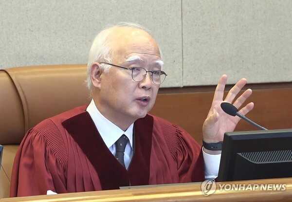 정형식 헌법재판관이 지난 4일 서울 종로구 헌법재판소에서 열린 윤석열 대통령 탄핵심판 5차 변론에서 여인형 전 국군방첩사령관에게 증인심문을 하고 있다. (출처: 연합뉴스)