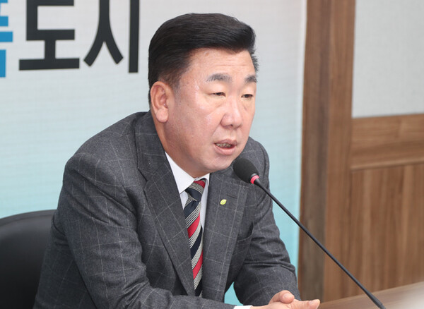 이범석 청주시장이 4일 임시청사에서 헌법재판소의 윤석열 대통령 탄핵 심판 선고 직후 대책 회의를 하고 있다. (제공: 청주시청)