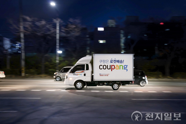 로켓배송 중인 쿠팡의 배송 차량. (제공: 쿠팡) ⓒ천지일보DB