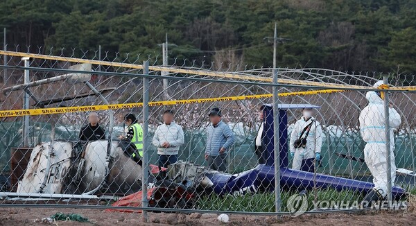 6일 대구 북구 서변동 산불 진화 작업에 투입된 헬기가 화재 현장 인근에서 추락해 70대 조종사가 숨진 가운데 당국이 사고 현장을 확인하고 있다. 2025.4.6. (출처: 연합뉴스)