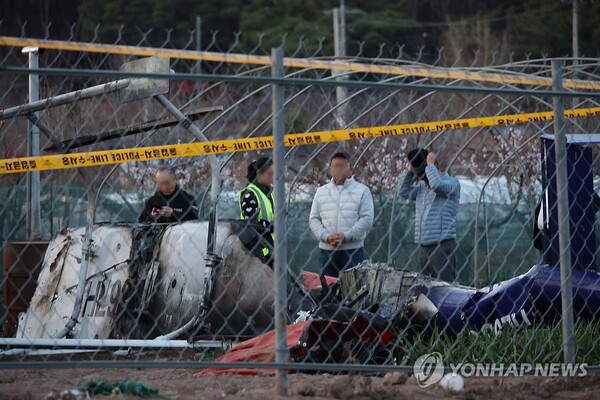 6일 대구 북구 서변동 산불 진화 작업에 투입된 헬기가 화재 현장 인근에서 추락해 70대 조종사가 숨진 가운데 당국이 사고 현장을 확인하고 있다. 2025.4.6. (출처: 연합뉴스)