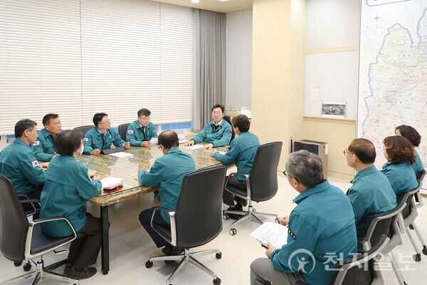 사진은 지난 4일 긴급 비상대책회의가 원강수 원주시장 주재로 열리고 있다. (제공: 원주시청) ⓒ천지일보 2025.04.09.