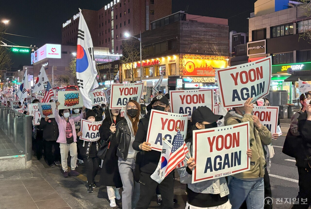 [천지일보=김민희 기자] 윤석열 전 대통령 탄핵에 반대하는 전국 40여개 대학 학생들의 연대체 ‘자유대학’이 8일 오후 서울 용산구 이태원역에서 출발해 한남동 관저 인근까지 거리 행진을 하고 있다. ⓒ천지일보 2025.04.08.