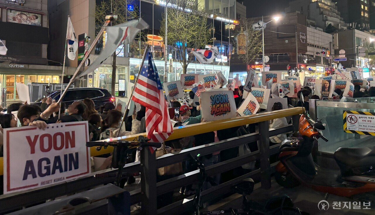 [천지일보=김민희 기자] 윤석열 전 대통령 탄핵에 반대하는 전국 40여개 대학 학생들의 연대체 ‘자유대학’이 8일 오후 서울 용산구 이태원역에서 출발해 한남동 관저 인근까지 거리 행진을 하고 있다. ⓒ천지일보 2025.04.08.