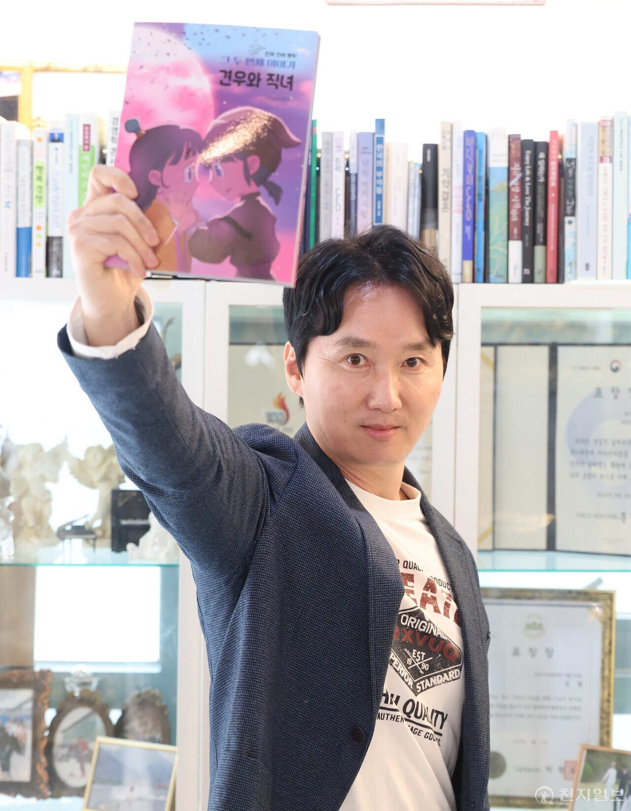 [천지일보=남승우 기자] 김용보(51) 와이앤북스 대표가 한국 전래동화 5편의 뒷이야기를 담은 속편 시리즈 ‘한국 전래동화 그 두 번째 이야기 Part 1’을 냈다. 사진은 김 대표가 ‘견우와 직녀’를 들고 있는 모습. ⓒ천지일보 2025.04.10.