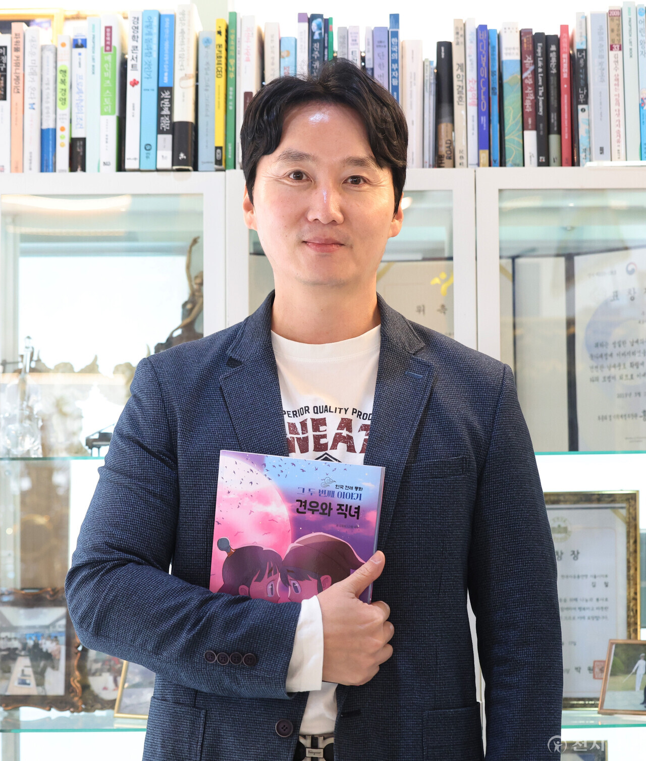 [천지일보=남승우 기자] 김용보(51) 와이앤북스 대표가 한국 전래동화 5편의 뒷이야기를 담은 속편 시리즈 ‘한국 전래동화 그 두 번째 이야기 Part 1’을 냈다. 사진은 김 대표가 ‘견우와 직녀’를 들고 있는 모습. ⓒ천지일보 2025.04.10.