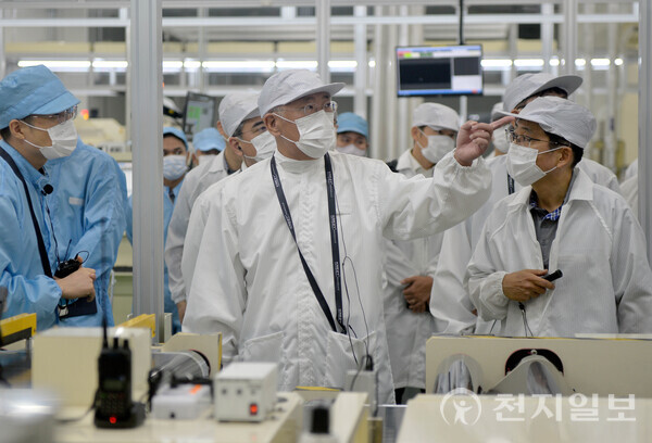 정의선 현대자동차그룹 회장이 7일(현지시간) 현대차그룹과 LG에너지솔루션이 합작해 설립한 배터리셀 공장 ‘HLI그린파워(Hyundai LG Indonesia Green Power)’를 방문했다고 현대차그룹이 8일 밝혔다. 정 회장은 배터리셀 시제품이 생산되는 전극공정, 조립공정, 활성화공정을 차례로 둘러보며, 완벽한 품질의 배터리셀이 양산될 수 있도록 공정별 세부 사항을 면밀히 살폈다. 사진은 정의선 회장이 전극공정을 점검하고 둘러보는 모습. (제공: 현대자동차그룹) ⓒ천지일보 2023.09.08.