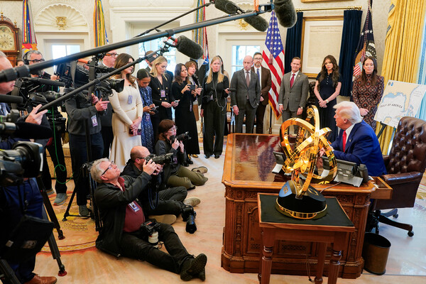 도널드 트럼프 대통령은 9일(현지시간) 국가별 상호관세가 부과되기 시작한지 13시간여만에 자신의 소셜미디어(SNS)인 트루스소셜에 “미국의 상호관세에 대해 추가로 맞불 조치를 발표한 중국에 대해 관세를 125%로 즉시 인상한다”라고 밝혔다. 그는 이어 “중국을 뺀 75개 이상 국가에 대해 90일간 (국가별 상호관세를) 유예하며 10%의 기본관세만을 승인했고 이는 즉각 시행된다”고 전했다. 사진은 트럼프 대통령 (출처: 연합뉴스)